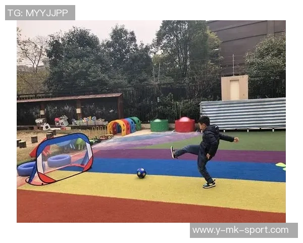大班幼儿体育活动中踢足球游戏的乐趣与益处探讨